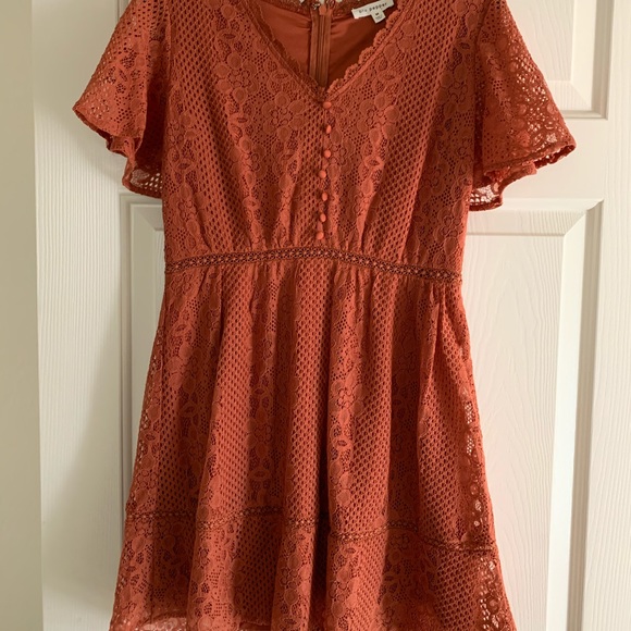 Short-Sleeve Lace Dress - Picture 3 of 5